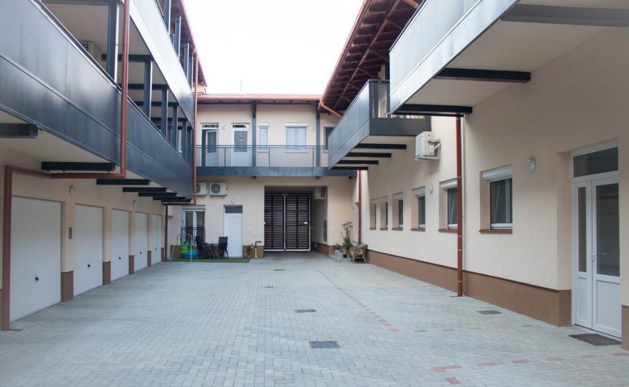Trika Apartman Sarvar Exterior photo