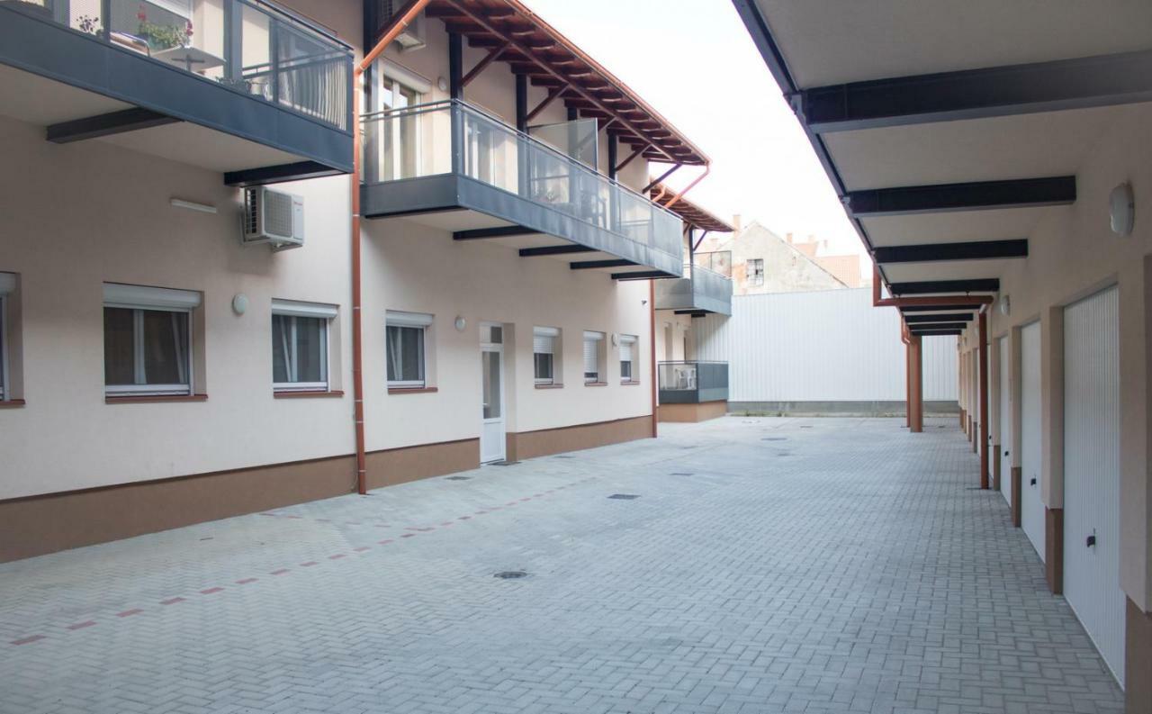 Trika Apartman Sarvar Exterior photo